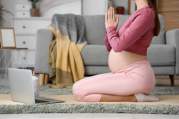 Sportliche Schwangere Mit Laptop Meditiert Hause — Stockfoto