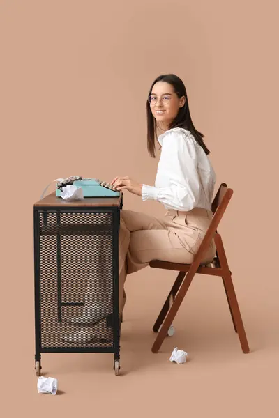 Schöne Junge Frau Mit Vintage Schreibmaschine Tisch Auf Braunem Hintergrund — Stockfoto