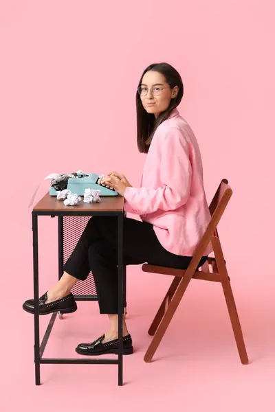 Schöne Junge Frau Mit Vintage Schreibmaschine Tisch Auf Rosa Hintergrund — Stockfoto