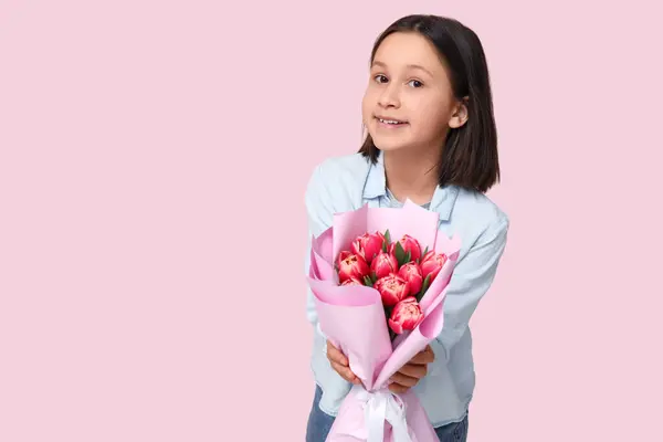 ピンクの壁に近いチューリップの花束を持つ小さな少女 — ストック写真