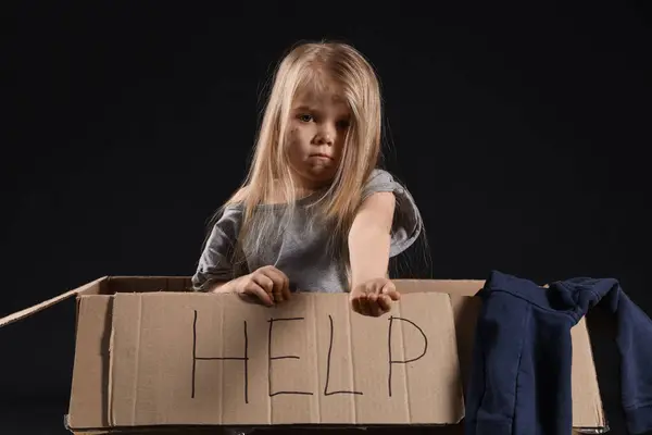 Бездомная Маленькая Девочка Сидит Картонной Коробке Словом Помощь Темном Фоне — стоковое фото