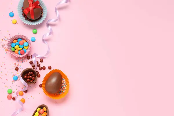 Pappbecher Mit Süßen Schokolade Ostereiern Und Bonbons Auf Rosa Hintergrund — Stockfoto