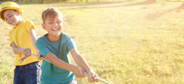 Yaz kampında ip çeken çocuklar.