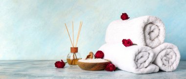 Açık mavi arkaplan üzerinde spa malzemeleri kümesi metin için boşluk ile