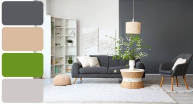 Oturma odasının içindeki sehpanın üzerindeki vazoda çiçek açan dallar. Farklı renk desenleri