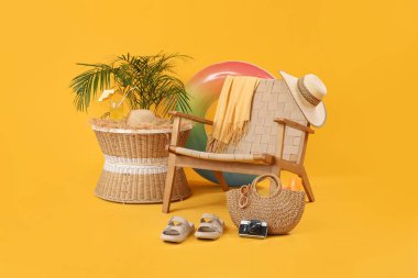 Plaj aksesuarlı sandalye ve masa üzerinde bir bardak kokteyl.