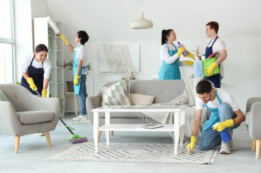 Bir grup genç hademe odayı temizliyor.