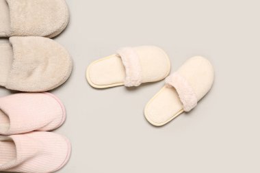 Gri arka planda üç çift terlik. Üst görünüm