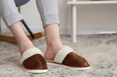 Yumuşak terlikli adam evde dinleniyor. Yakın çekim.