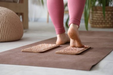 Sadhu tahtasının üzerinde duran genç bir kadın.