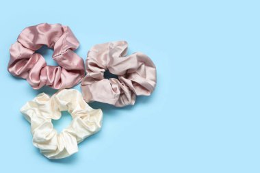 Mavi arkaplanda modaya uygun ipek tokalar