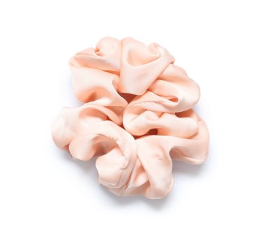 Beyaz arkaplanda modaya uygun ipek saç lastiği