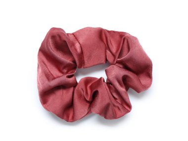 Beyaz arkaplanda modaya uygun ipek saç lastiği