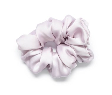 Beyaz arkaplanda modaya uygun ipek saç lastiği