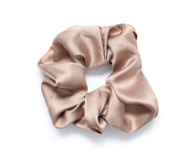 Beyaz arkaplanda modaya uygun ipek saç lastiği