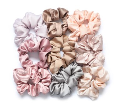 Beyaz arkaplanda modaya uygun ipek tokalar