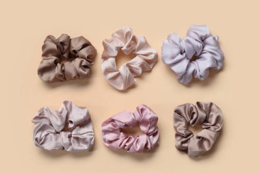 Bej arkaplanda modaya uygun ipek tokalar