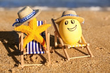 Güverte sandalyesinde deniz yıldızıyla boyanmış Paskalya yumurtası.