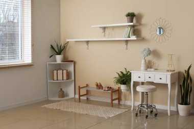 Modern koridorun iç dekorasyonu ev bitkileriyle dolu.