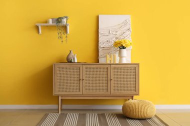 Oturma odasında nergis çiçekli çekmeceler.