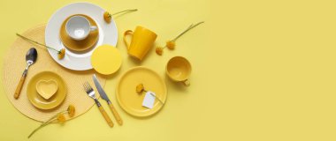 Sarı zemin üzerinde karahindiba çiçekleri ve metin için yeri olan güzel masa ayarları