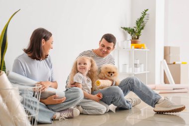 Yeni evlerinin tamiri sırasında erzak taşıyan mutlu bir aile.