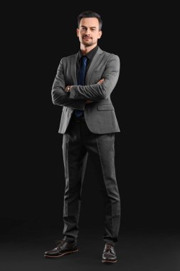 Esmer arka planda yakışıklı bir iş adamı