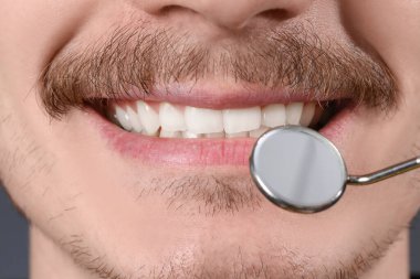 Gülümseyen güzel genç adam. Yakın çekim.