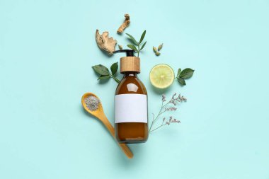 Mavi arka planda kozmetik ürünleri ve farklı doğal malzemeler içeren kompozisyon