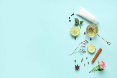 Mavi arka planda malzemeleri olan doğal cilt bakımı ürünü.