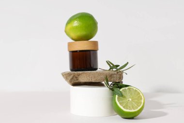 Beyaz arka planda doğal kozmetik ürünleri ve limonlu güzel kompozisyon