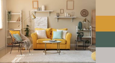 Sarı kanepesi, koltuğu, rafları ve masası olan şık bir oturma odası. Farklı renk örnekleri