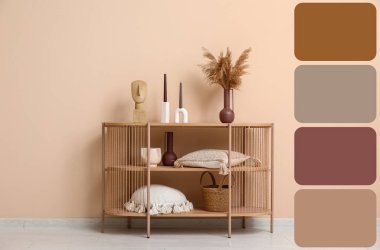 Oturma odasındaki bej duvarın yanında yastıklı ve dekorlu ahşap raf ünitesi. Farklı renk örnekleri