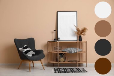 Modern oturma odasının içinde çerçevesi ve dekorasyonu olan rahat bir koltuk ve raf ünitesi. Farklı renk örnekleri