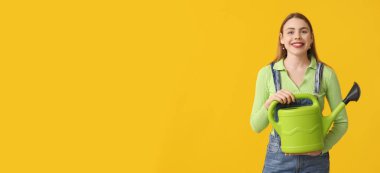 Sulama kutusu sarı arka planda, mesaj için yeri olan mutlu genç kadın.