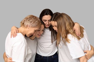 Gri arka planda kadınlara sarılma portresi. Kadın tarihi ayı