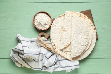 Lezzetli, ince lavaş ve yeşil ahşap kaplamalı bir kase.