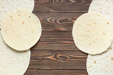 Ahşap arka planda ince lavaş