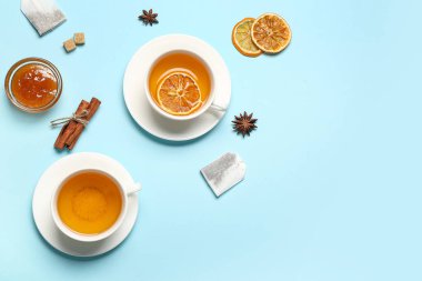 İki fincan çay, reçel ve tarçın renkli arkaplanda çubuklar