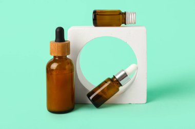 Yeşil arka planda gerekli yağ ve dekor şişeleri, yakın plan