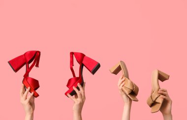 Pembe arka planda farklı tarz sandaletleri olan kadın elleri.