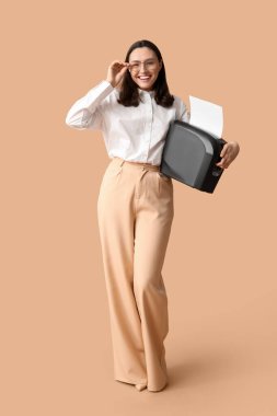 Bej arkaplanda kağıt öğütücüsü olan sekreter