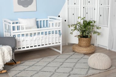 Rahat bir bebek beşiği, rahat bir çocuk odasında.