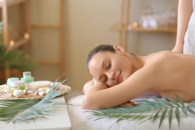 Çekici genç kadın rahatlatıcı spa salonda