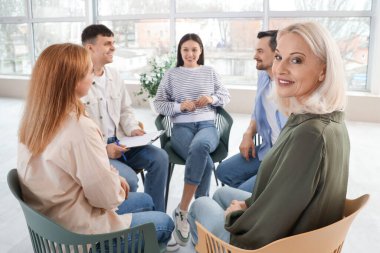 Grup terapisinde oturan olgun bir kadın, yakın çekim.