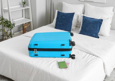 Otel odasındaki biletlerin olduğu bavul ve pasaportlar.