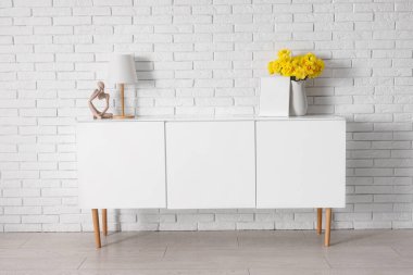 Nergis çiçekleri göğüs çekmecesinde, oturma odasında süsleme ile birlikte.