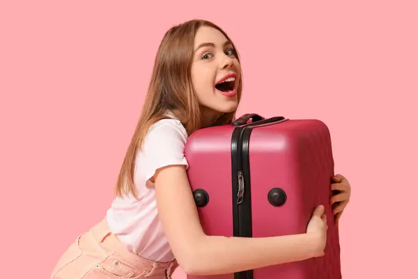 Schockierte Junge Frau Mit Koffer Auf Rosa Hintergrund Stockbild