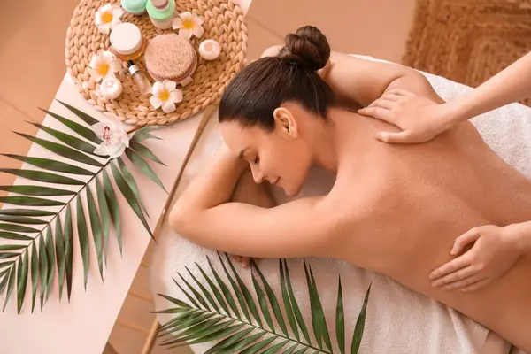 Junge Frau Erhält Rückenpeeling Massage Spa Salon Stockfoto