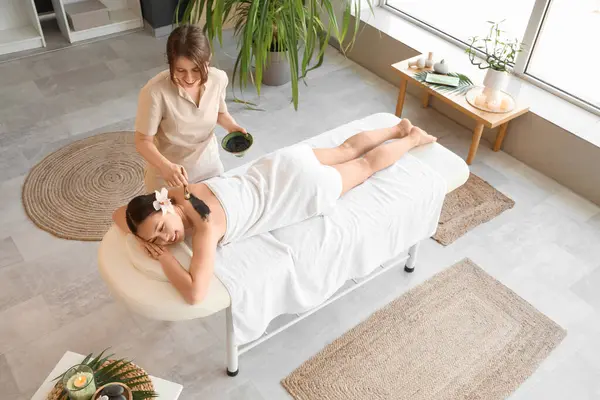 Massagetherapeutin Trägt Wellness Salon Schlamm Auf Den Rücken Der Jungen Stockbild